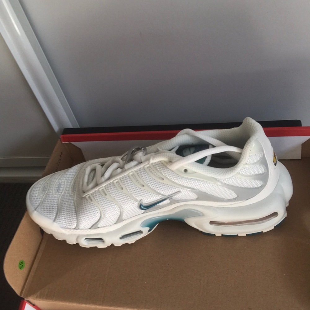 Women’s white and blue Nike tn’s. Never been worn. Comes with box. Size US 7 - Picture 1 of 2